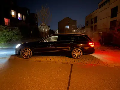 Mercedes-Benz E 63 AMG Break — 525 ch, propulsion sportive, design intemporel — côté