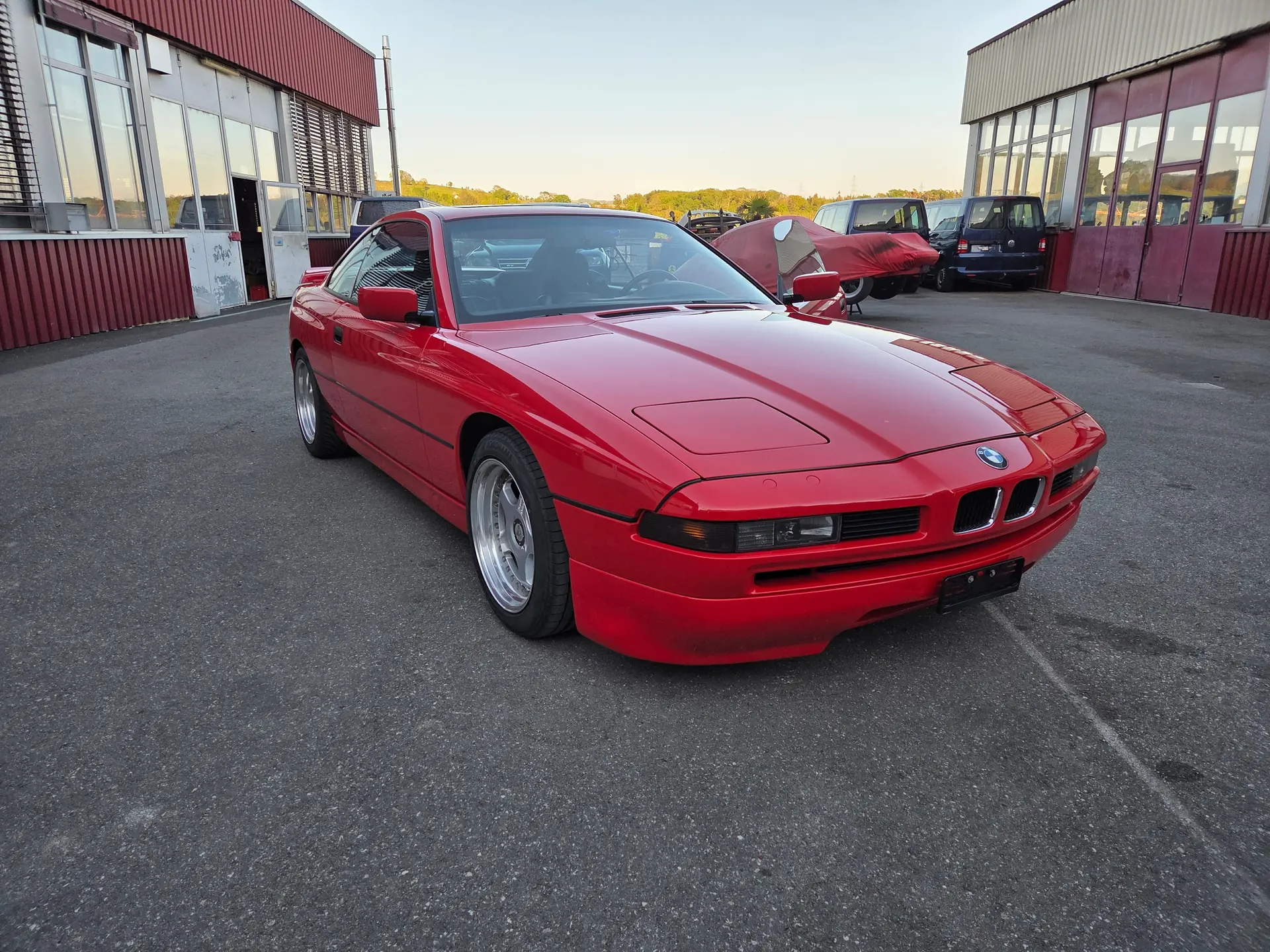 BMW 850i V12 5.0 — Chef-d'œuvre des années 90, 300 CV et boîte manuelle — vue extérieure