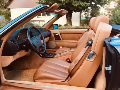 Mercedes-Benz SL 280 — Cabriolet légendaire, cuir premium et motorisation classique — Armaturenbrett