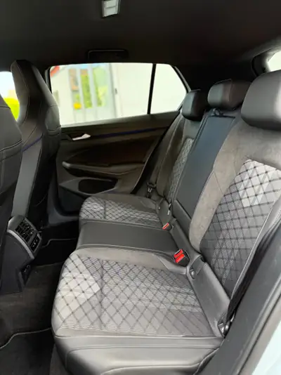 VW Golf 1.5 e-TSI mHEV R-Line — Hybride légère performant, kilométrage réduit — Miniatura 20