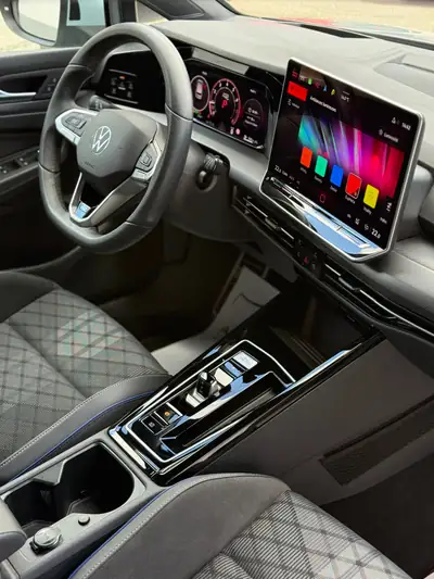 VW Golf 1.5 e-TSI mHEV R-Line — Hybride légère performant, kilométrage réduit — Miniatura 26