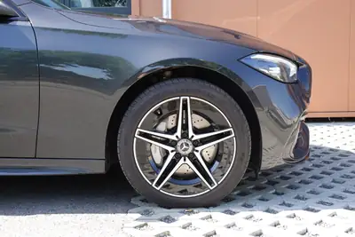 Mercedes-Benz C 300e AMG Line — Hybride rechargeable, 35'990 km, Pack AMG complet — tableau de bord
