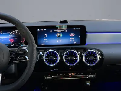 Mercedes-Benz Classe A 200 Night Star AMG Line — Berline compacte hybride, design premium — Miniature 15