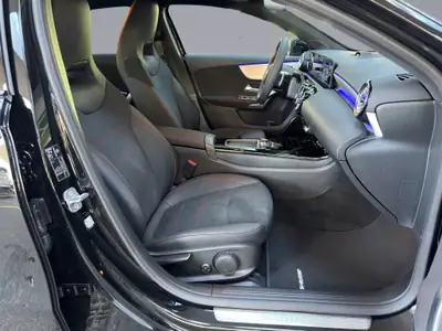 Mercedes-Benz Classe A 200 Night Star AMG Line — Berline compacte hybride, design premium — Miniature 17