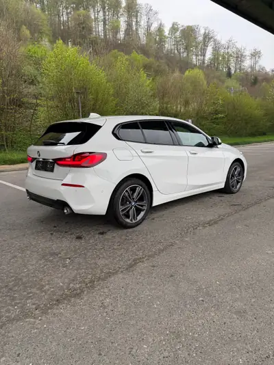 BMW 120 Essence 2023 — Berline dynamique, moteur performant et très faible kilométrage — Heckansicht