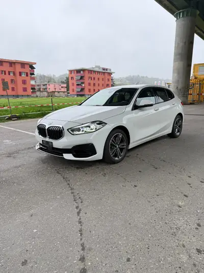 BMW 120 Essence 2023 — Berline dynamique, moteur performant et très faible kilométrage — Seitenansicht
