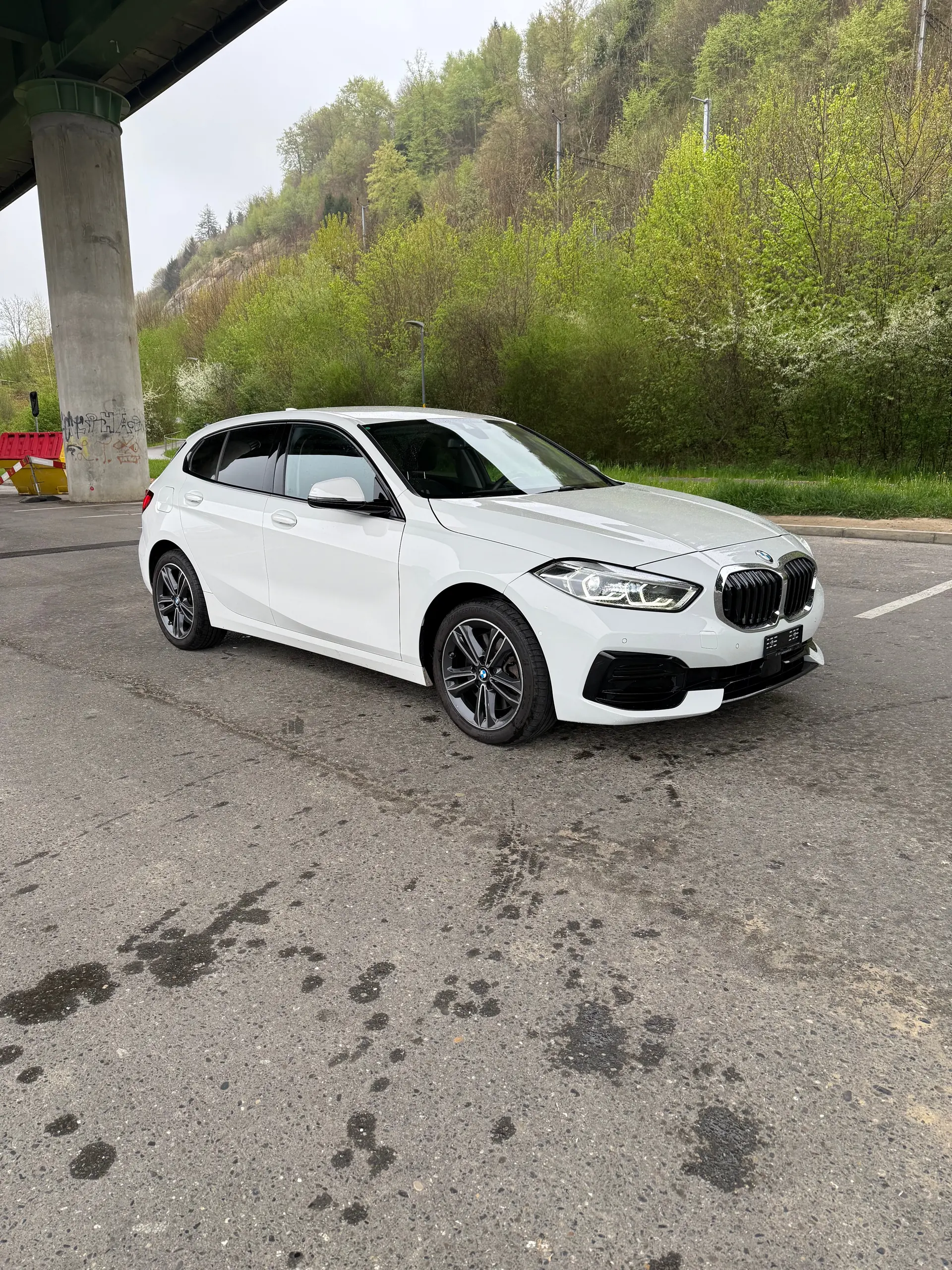 BMW 120 Essence 2023 — Berline dynamique, moteur performant et très faible kilométrage — Außenansicht