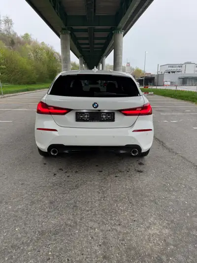 BMW 120 Essence 2023 — Berline dynamique, moteur performant et très faible kilométrage — Innenraum