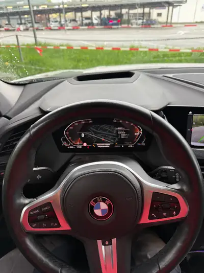 BMW 120 Essence 2023 — Berline dynamique, moteur performant et très faible kilométrage — Armaturenbrett