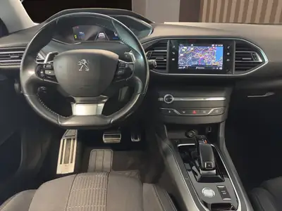 Peugeot 308 1.2 PureTech Allure Pack — Berline compacte automatique, faible consommation — Armaturenbrett