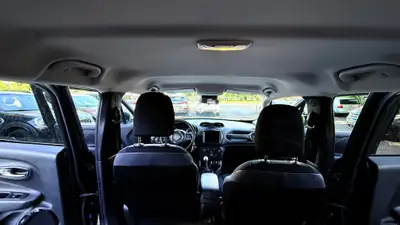 Jeep Renegade 1.4 Turbo Street Edition — SUV urbain dynamique, 92 000 km seulement — Miniature 8