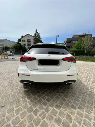 Mercedes-Benz A 250 e AMG Line — Berline hybride rechargeable, 38 500 km seulement — rear view