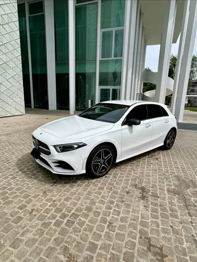 Mercedes-Benz A 250 e AMG Line — Berline hybride rechargeable, 38 500 km seulement — exterior view