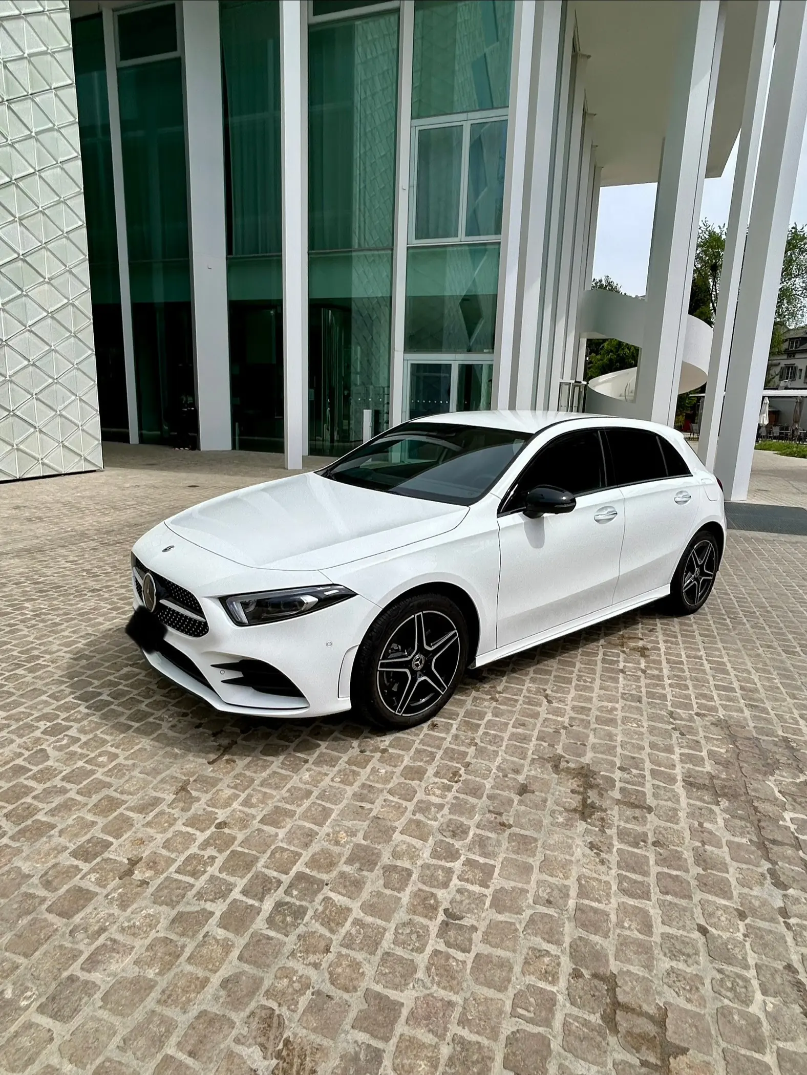Mercedes-Benz A 250 e AMG Line — Berline hybride rechargeable, 38 500 km seulement