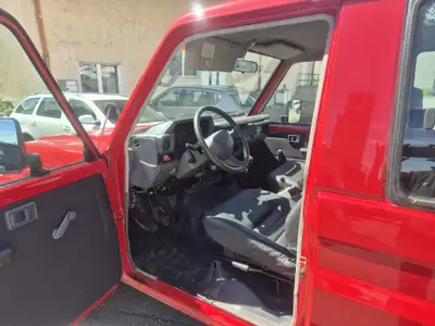 Toyota Land Cruiser 4.2 D HZJ 71 — Légende du tout-terrain, fiabilité inébranlable — intérieur