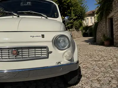 Fiat 500F 1970 — Icône vintage restaurée, style Francis Lombardi intemporel — intérieur
