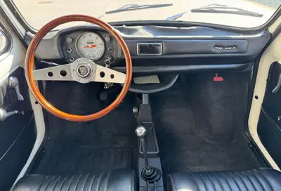 Fiat 500F 1970 — Icône vintage restaurée, style Francis Lombardi intemporel — tableau de bord