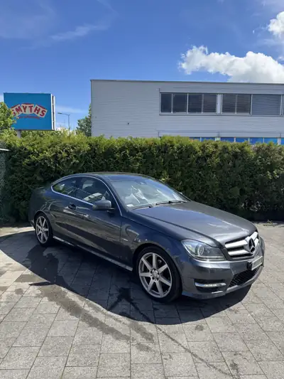 Mercedes-Benz C 250 BlueEF Coupé — Élégance sportive et motorisation efficace — vue extérieure