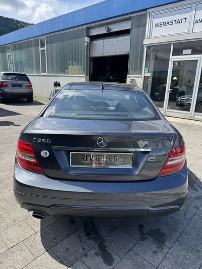 Mercedes-Benz C 250 BlueEF Coupé — Élégance sportive et motorisation efficace — intérieur