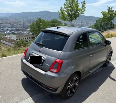 Fiat 500 1.0 Hybrid Sport — Citadine urbaine écologique avec toit panoramique — Heckansicht