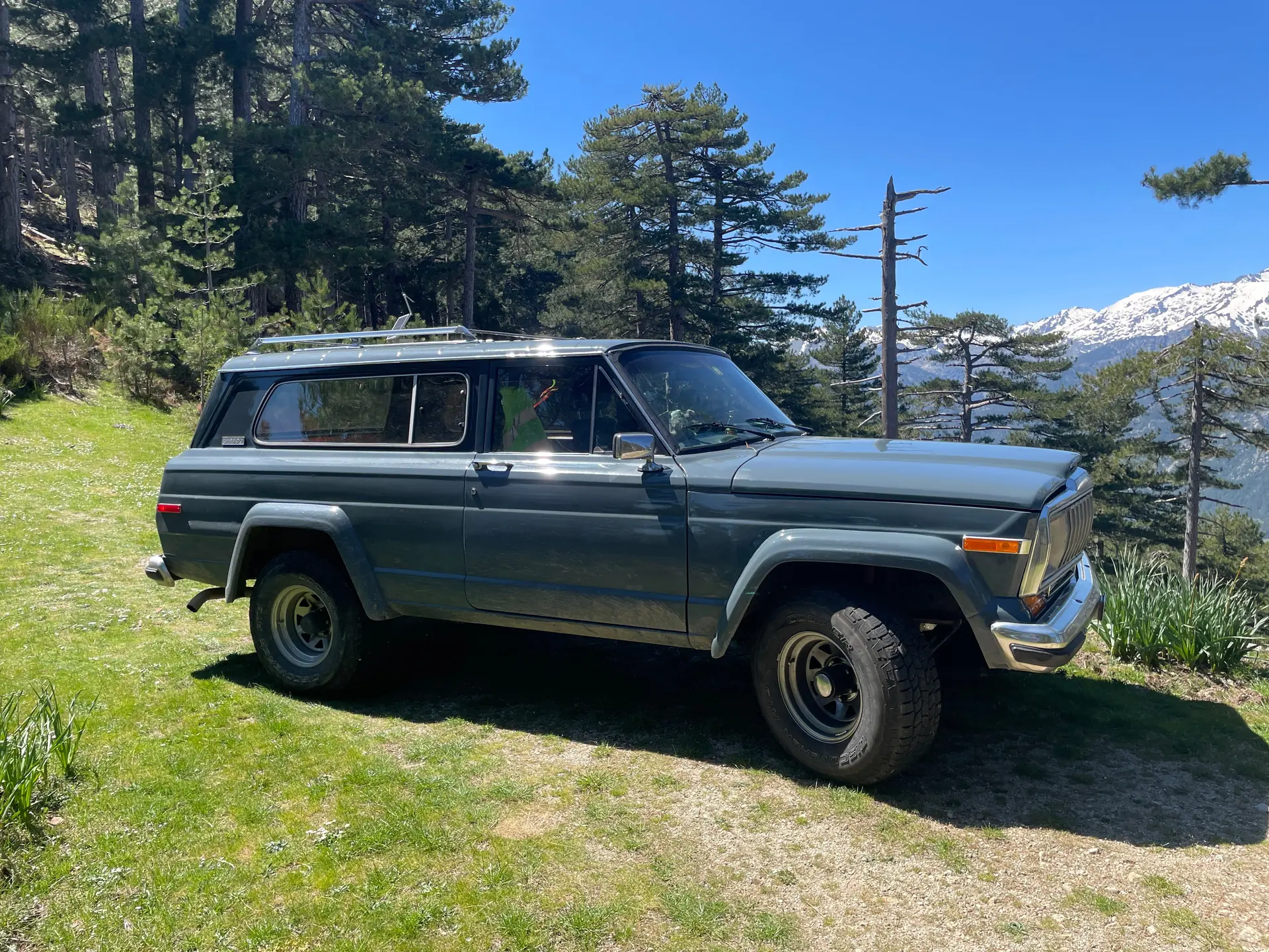 Jeep Cherokee 1982 — Légende tout-terrain avec 46 000 km, automata fiable — vista esterna