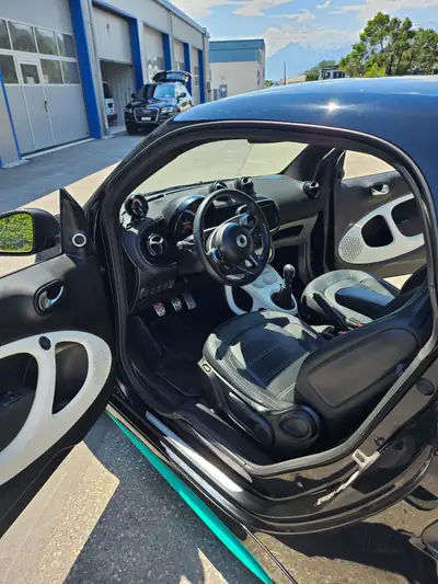 Smart Fortwo 0.9 — Citadine compacte, consommation ultra-économique — vue extérieure