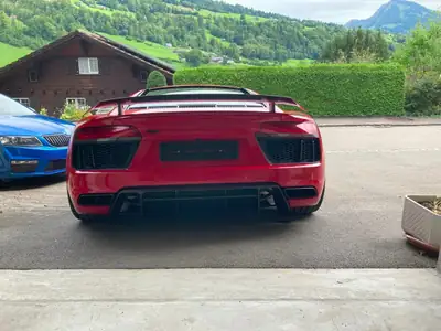 Audi R8 5.2 FSI V10 plus — Supercar allemande, 610 ch purs — vista posteriore