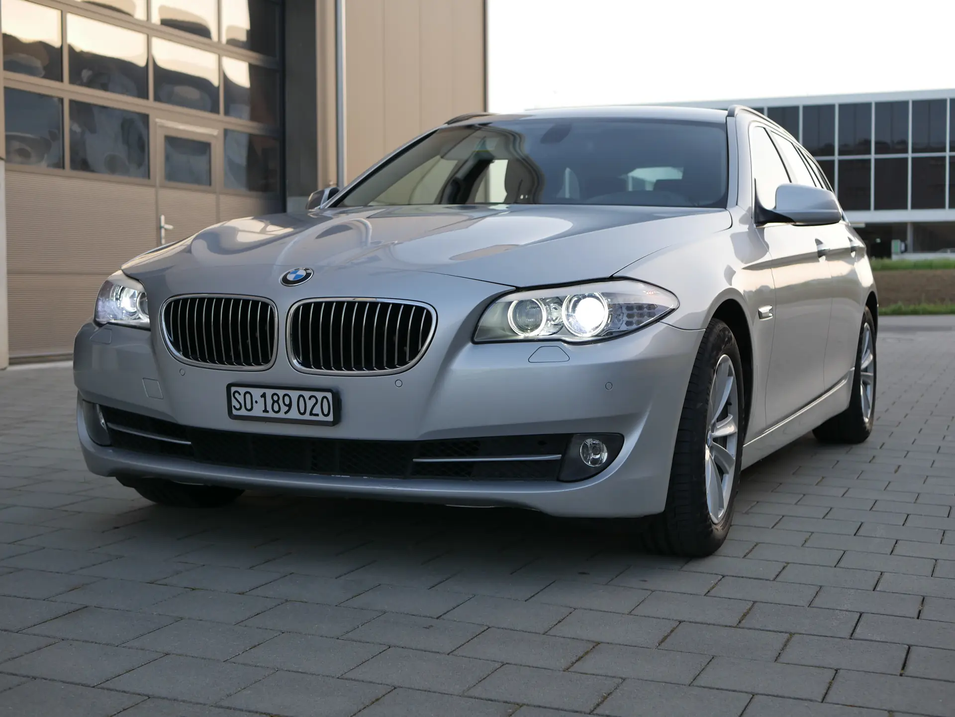 BMW 523i Touring — Break élégant, moteur performant et entretien à jour — vue extérieure