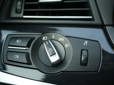 BMW 523i Touring — Break élégant, moteur performant et entretien à jour — Miniature 12