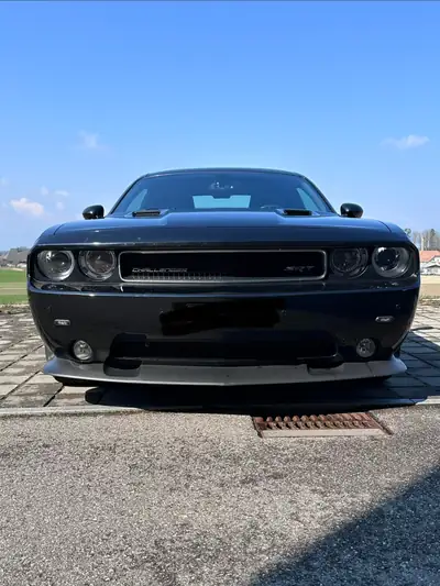 Dodge Challenger SRT 8 2012 — Muscle-car américain légendaire, 485 ch sans compromis — vista esterna