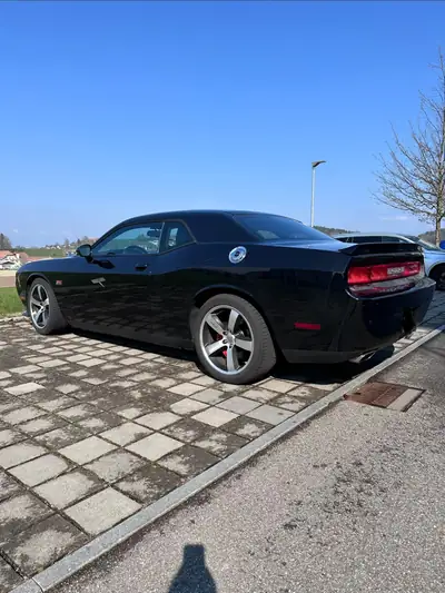 Dodge Challenger SRT 8 2012 — Muscle-car américain légendaire, 485 ch sans compromis — fianco