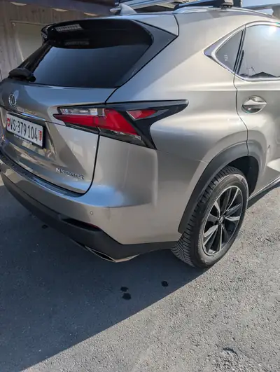 Lexus NX 200t Impression — SUV compact premium, 88000 km, traction intégrale — vista posteriore