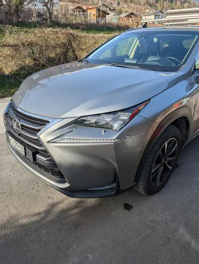 Lexus NX 200t Impression — SUV compact premium, 88000 km, traction intégrale — fianco