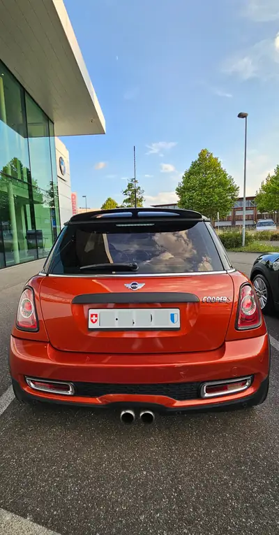 MINI Cooper S 1.6i — Sportive compacte orange, 184 ch dynamiques et économes — vista posteriore