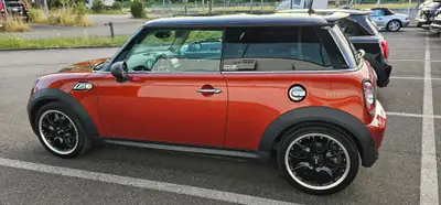MINI Cooper S 1.6i — Sportive compacte orange, 184 ch dynamiques et économes — fianco