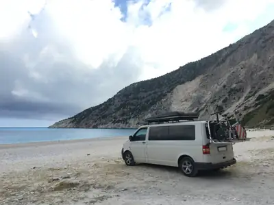 VW T5 Camper Allrad — Minibus 8 places tout-terrain, diesel robuste et spacieux — vista esterna