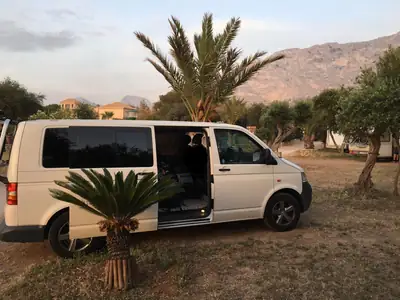 VW T5 Camper Allrad — Minibus 8 places tout-terrain, diesel robuste et spacieux — fianco