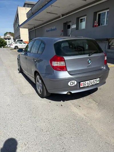 BMW 120d — Berline compacte diesel automatique, 163 ch fiables — Heckansicht