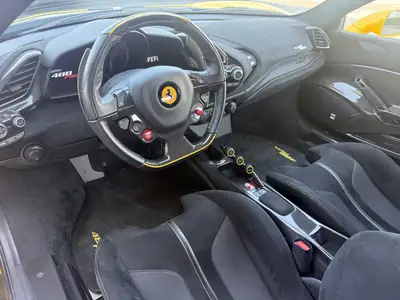 Ferrari 488 Pista — Supercars 720 ch, Giallo Triplo Strato, Suivi Ferrari Complet — Heckansicht