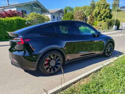Tesla Model Y Performance D 2022 — Électrique haute performance, 26 800 km seulement — rear view
