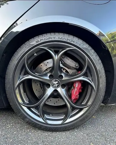 Alfa Romeo Giulia 2.9 V6 Biturbo Quadrifoglio — 510 ch, prestige italien sans compromis — Miniature 8