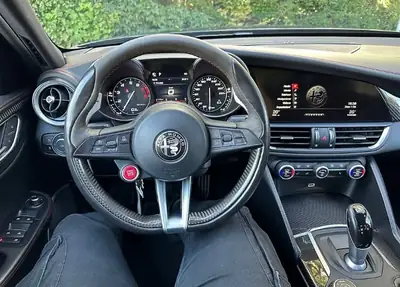 Alfa Romeo Giulia 2.9 V6 Biturbo Quadrifoglio — 510 ch, prestige italien sans compromis — Miniature 9