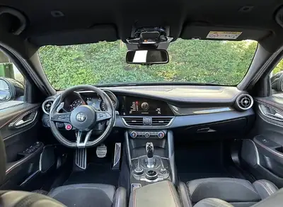 Alfa Romeo Giulia 2.9 V6 Biturbo Quadrifoglio — 510 ch, prestige italien sans compromis — Miniature 10