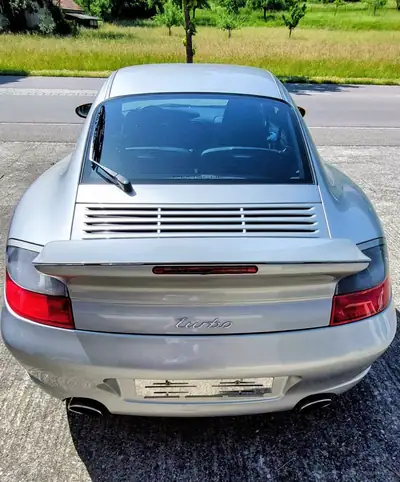 Porsche 911 3.6 Turbo — Coupé de légende, 420 ch et seulement 50'000 km — vista posteriore
