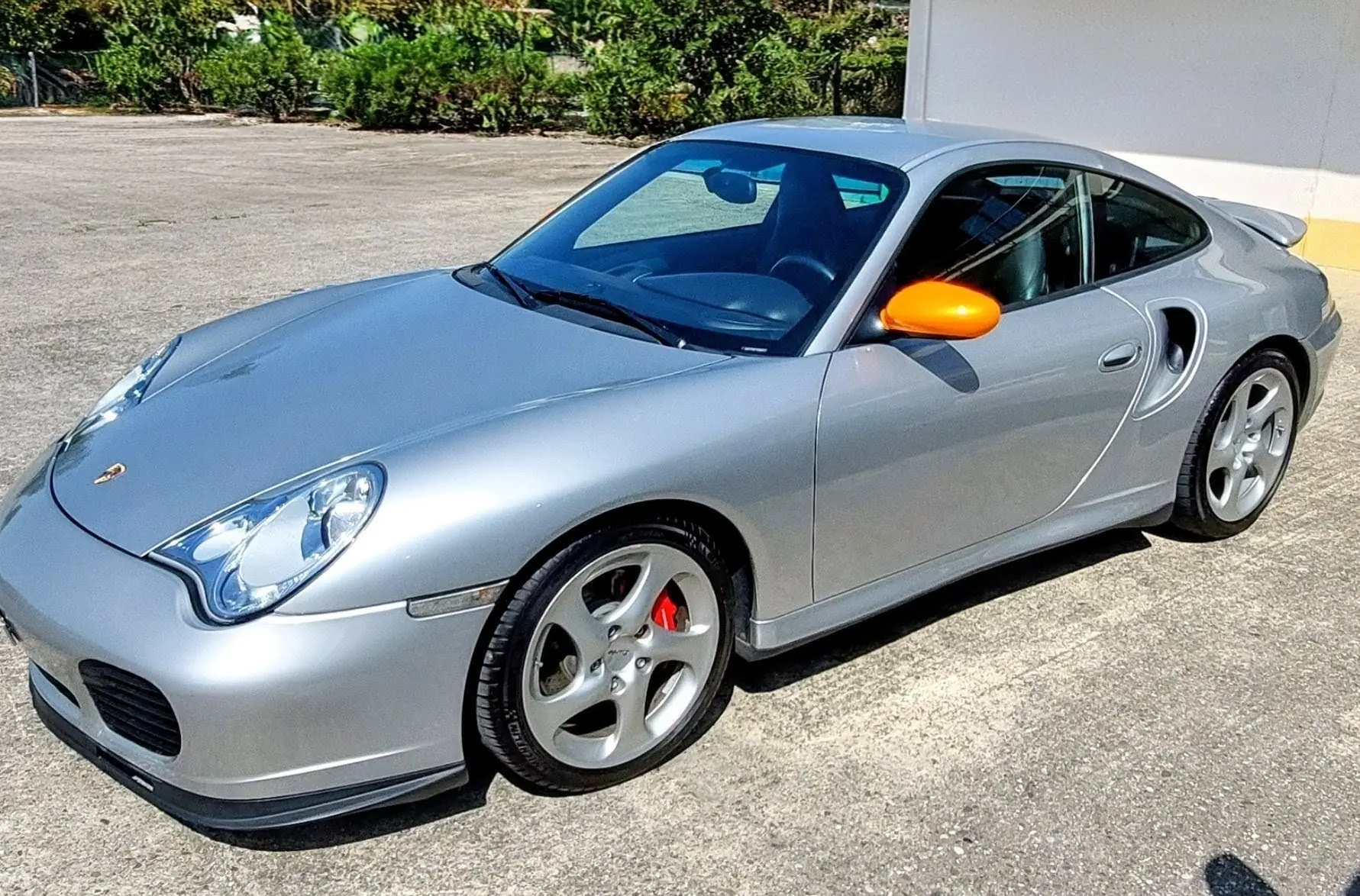 Porsche 911 3.6 Turbo — Coupé de légende, 420 ch et seulement 50'000 km — vista esterna