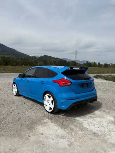 Ford Focus RS 2.3 EcoBoost — 350 ch, coupé sportif haute performance — vista posteriore