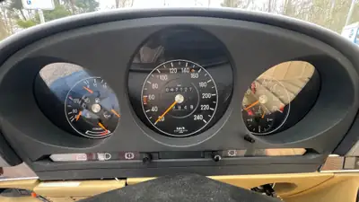 Mercedes-Benz SLC 280 — Chef-d'œuvre des années 1980, 47 200 km seulement — Thumbnail 9