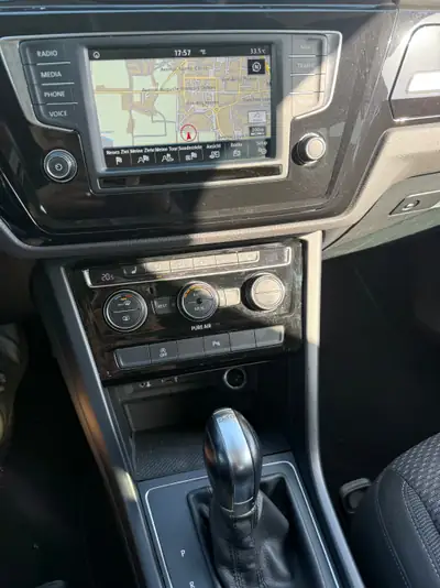 VW Touran 1.4 TSI BlueMotion — Monospace 7 places fiable, entretien VW complet — Heckansicht