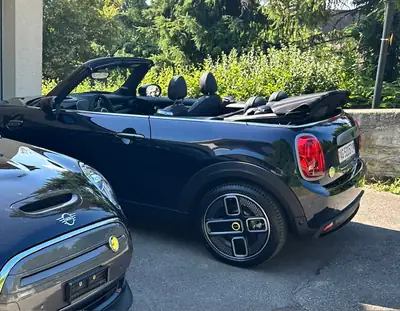 MINI Cooper SE Cabrio 2023 — Cabriolet électrique 178 ch, édition limitée — vue extérieure
