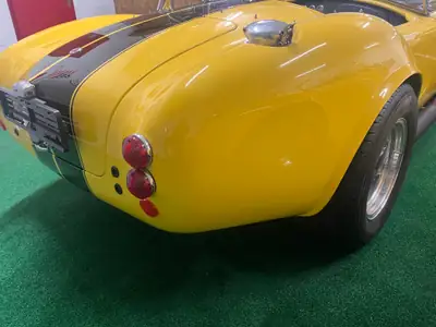 AC Cobra Shamrock 1966 — Légendaire cabriolet sport jaune, homologué Suisse — Miniatur 9
